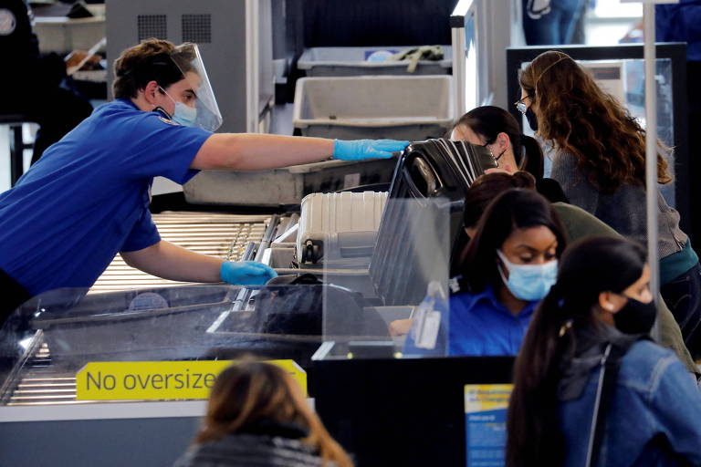 Imagem mostra agentes da TSA trabalhando em ponto de controle no aeroporto de Newark (Nova Jersey)