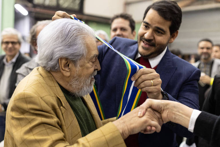 Celso Antônio Bandeira de Mello recebe medalha de Ordem do Mérito da AGU em cerimônia