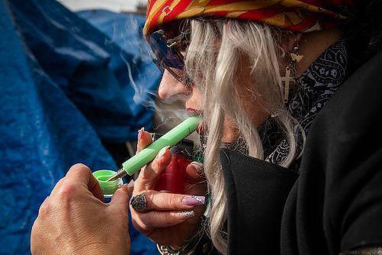 Mulher fumando fentanil em rua de Los Angeles, Estados Unidos