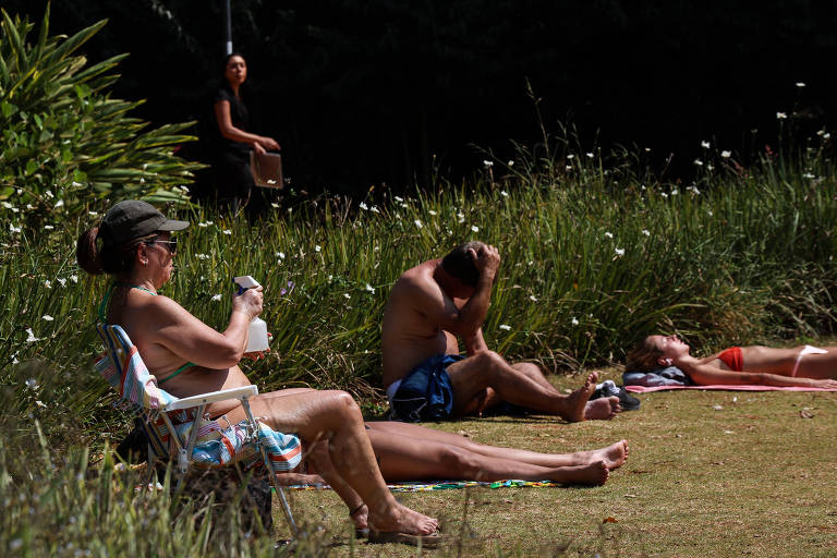 Pessoas aproveitam dia de sol no parque Augusta; neste 1º de Maio, a capital paulista tem muitas opções para os moradores curtirem o feriado