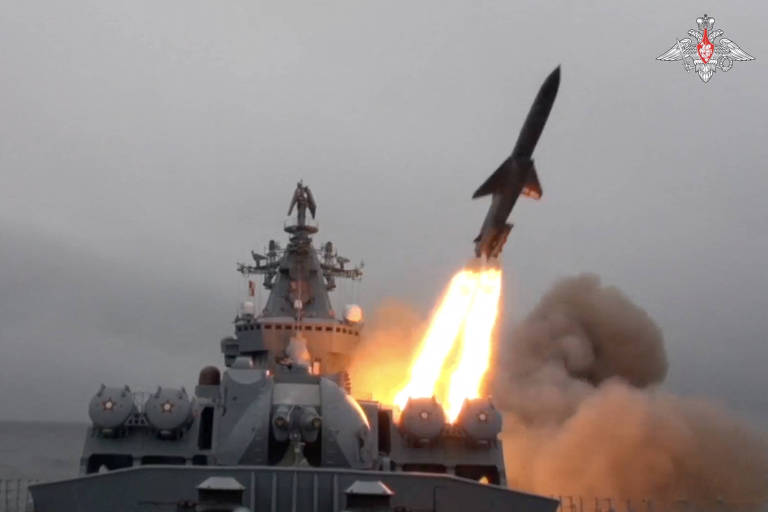 Em imagem divulgada pelo Ministério da Defesa russo, navio de guerra dispara míssil de cruzeiro Vulkan durante exercício no mar de Bering, nesta segunda (18)