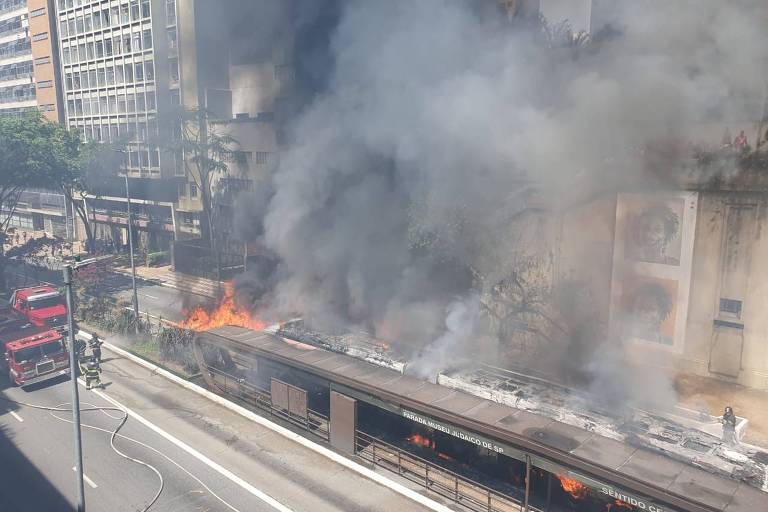 Ônibus incendiado em parada de ônibus no Viaduto 9 de Julho