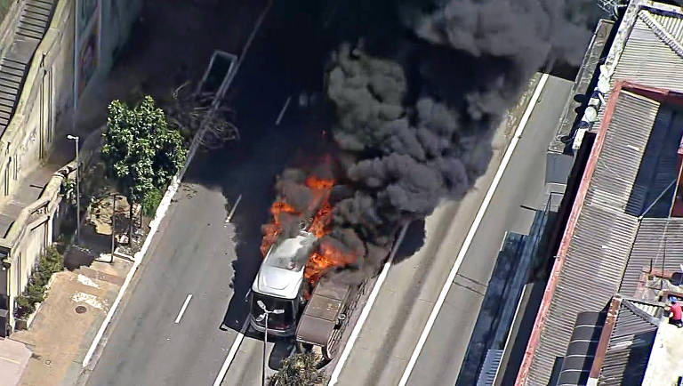 Ônibus articulado pega fogo no centro de São Paulo