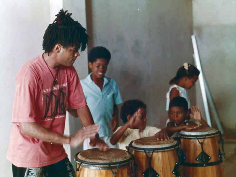 Carlinhos Brown no Candeal, em Salvador, ensinando percussão por volta de 1985