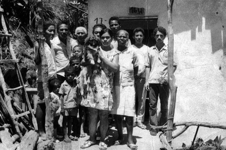 O menino Carlinhos Brown, o mais alto à esquerda do cachorro, com sua família no Candeal, em Salvador, pro volta de 1970