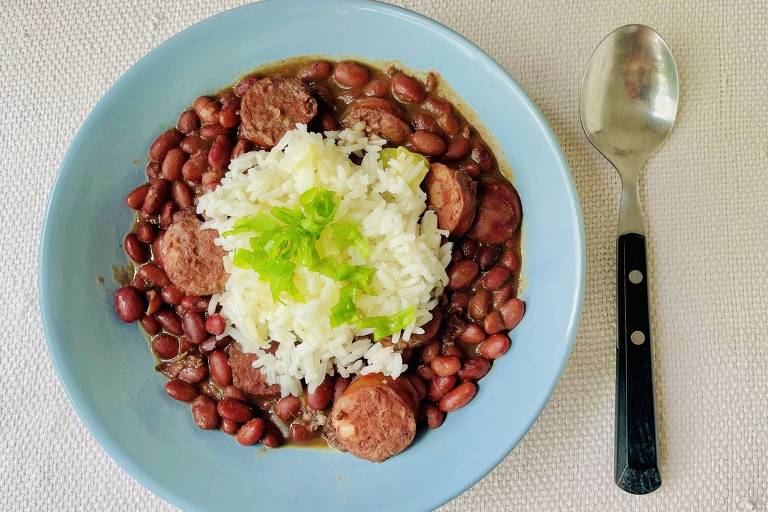 Red beans and rice, receita semelhante ao arroz com feijão brasileiro, mas gringa: é típica da Louisiana, no sul dos Estados Unidos