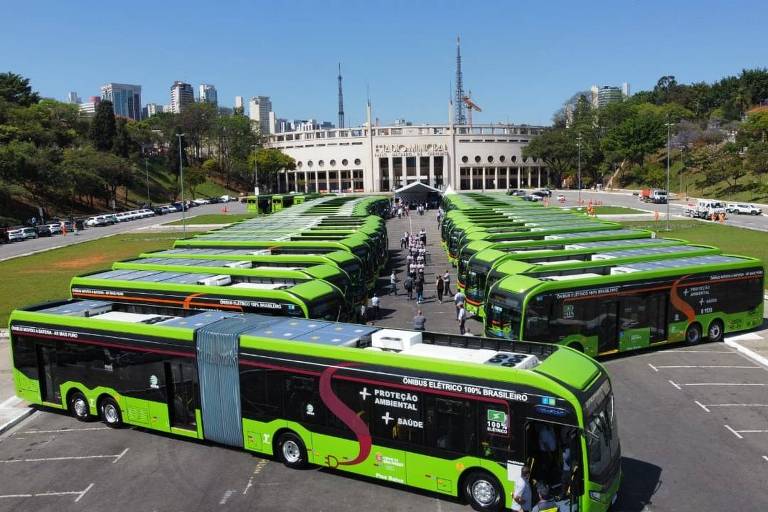 Frota de 50 novos ônibus elétricos perfilados em frente ao estádio do Pacaembu; agora,  são 270 veículos elétricos em circulação pelas ruas de São Paulo; meta da Prefeitura é chegar a 2.400 deste tipo até o fim de 2024