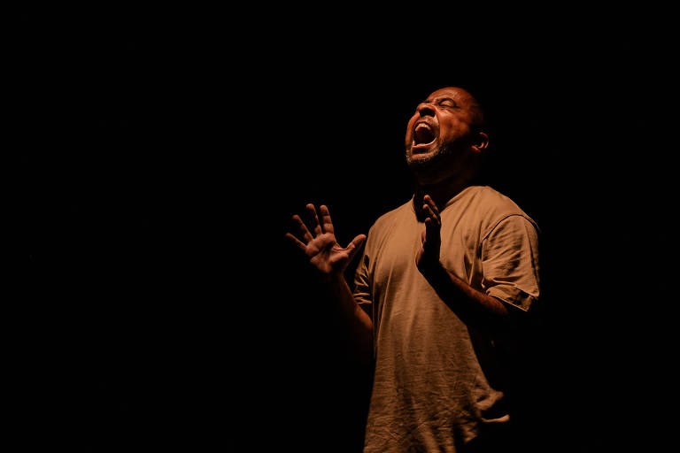 O ator Ícaro Rodrigues na peça 'Inútil Canto e Inútil Pranto dos Anjos Caídos', com texto de Plínio Marcos