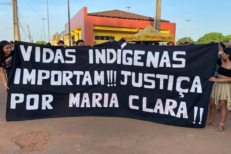 Manifestantes indígenas seguram faixa que diz: Vidas indígenas importam!!! Justiça por Maria Clara!!