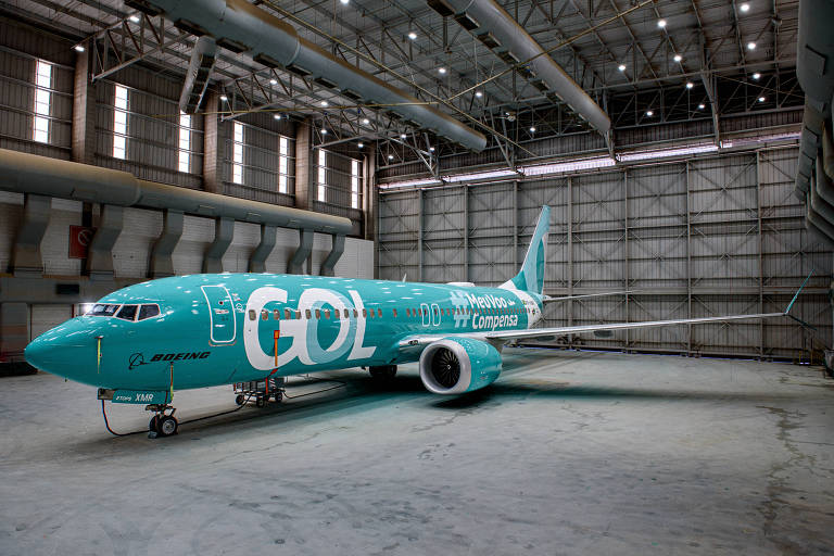 avião cor azul ciano da gol em hangar