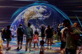Visitors at ÒInvisible Worlds,Ó the Gilder CenterÕs 360-degree interactive immersive experience, at the American Museum of Natural History in New York, Aug. 8, 2023. (Vincent Tullo/The New York Times)