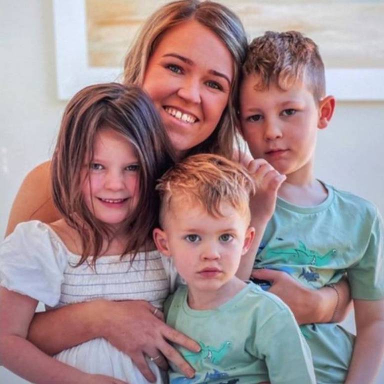 Renee mora em Adelaide, no sul da Austrália, com seus três filhos  Hudson, Holly e Austin  todos diagnosticados com a mesma doença degenerativa rara
