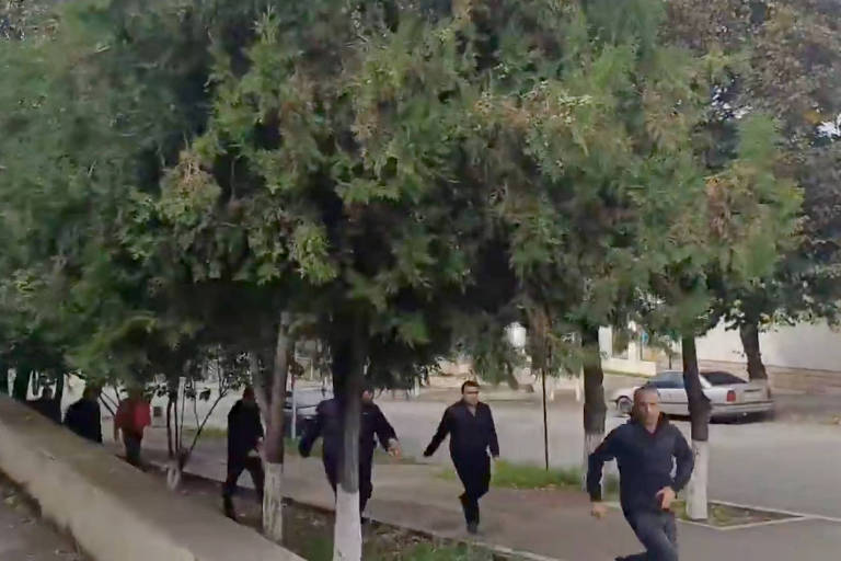 Moradores de Stepanakert correm ao ouvir explosões na capital de Nagorno-Karabakh