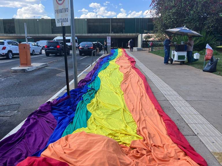 ONG Estruturação, que atua pela causa LGBTQIA+, colocou bandeira em frente à Câmara contra projeto que quer proibir casamento de pessoas do mesmo sexo