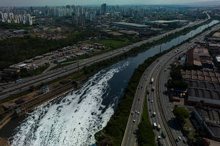 Mancha de poluição do Rio Tietê