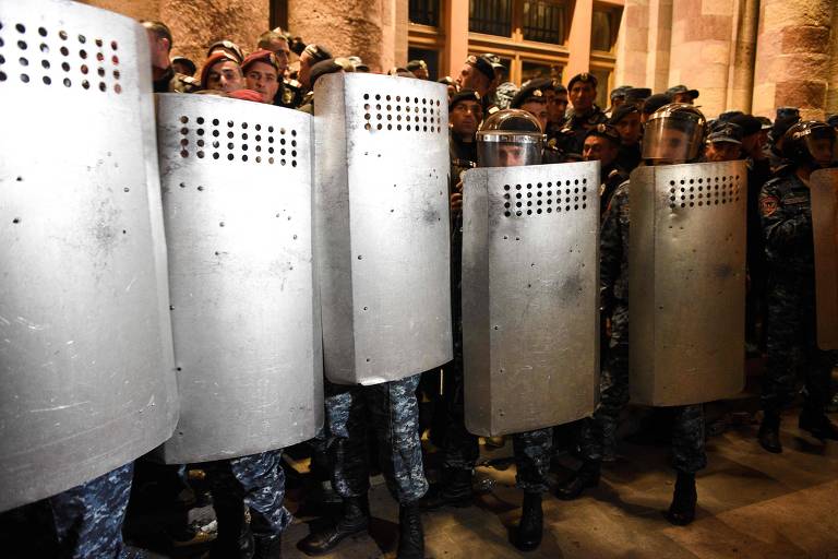 Policiais armênios guardam a entrada do prédio do governo no centro de Ierevan