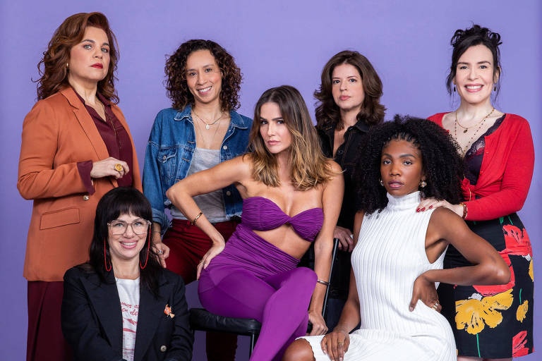 Grupo de mulheres sobre fundo lilás