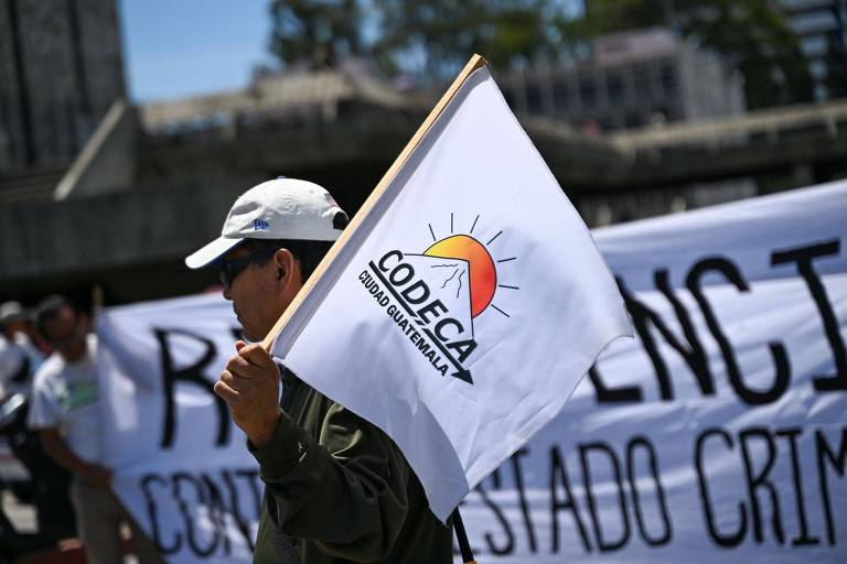 Manifestante durante protesto nas ruas da Cidade da Guatemala