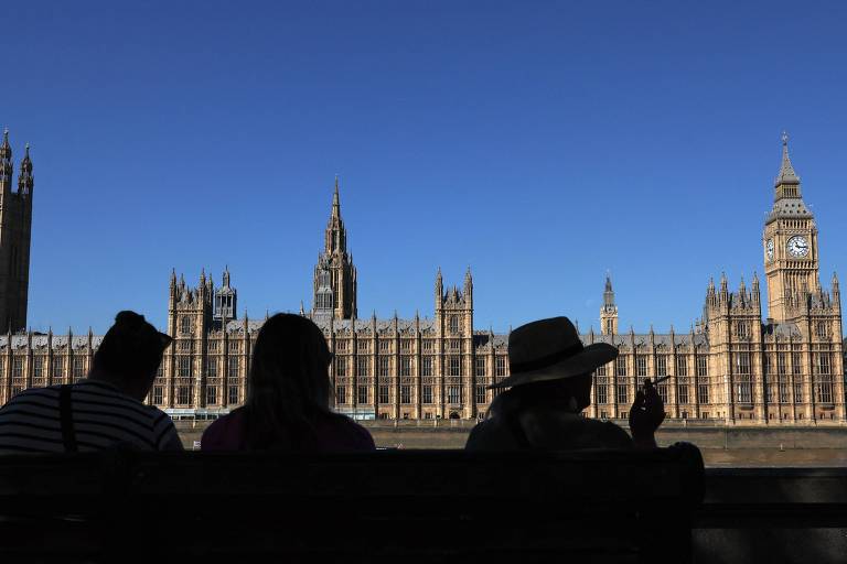 Pessoas observam fachada do Parlamento do Reino Unido, em Londres