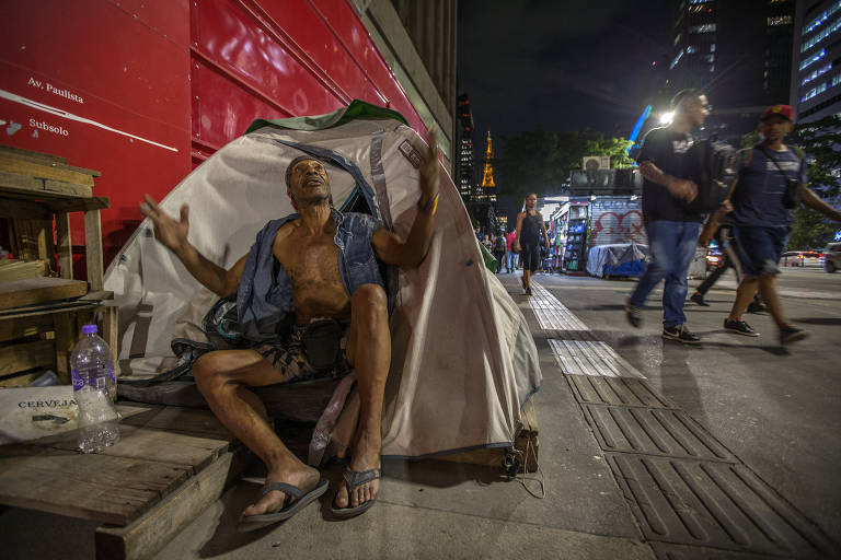 O escultor Geraldo Viana, 63, na entrada de sua barraca na avenida Paulista