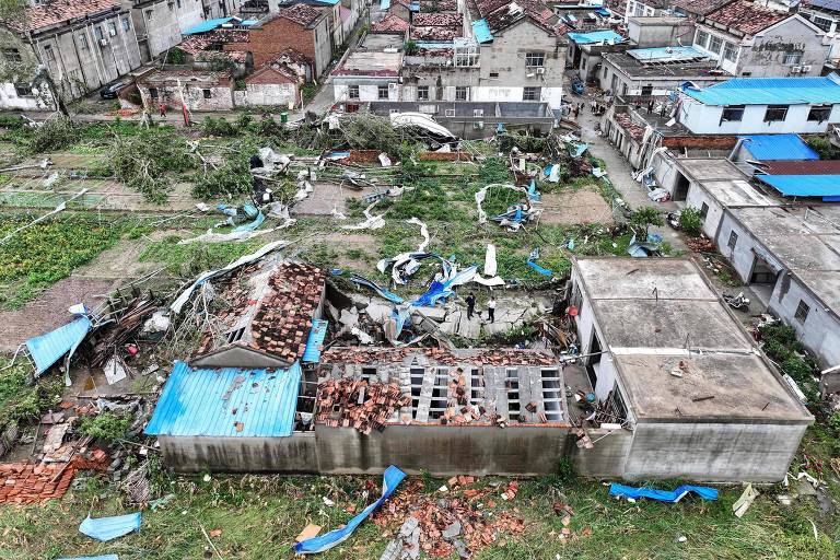 Construções danificadas por tufão na cidade de Suqian, na China