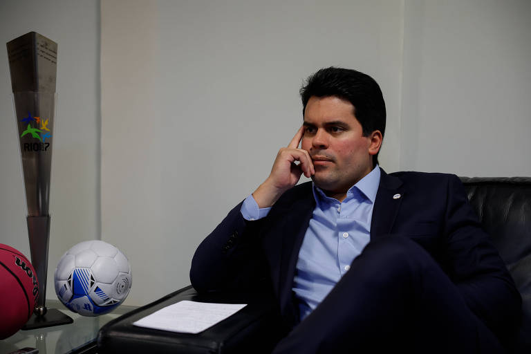 O ministro do Esporte, André Fufuca, durante entrevista à Folha em seu gabinete