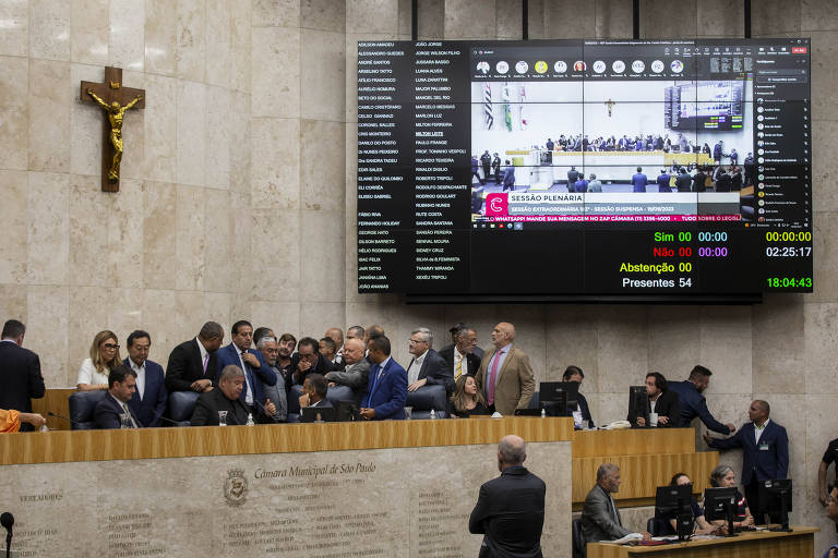 Sessão da Câmara Municipal de São Paulo, com vereadores aglomerados 