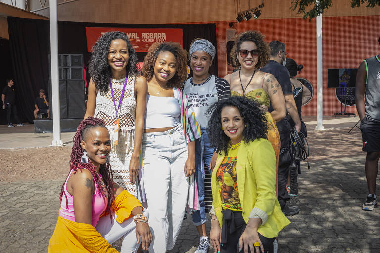 Grupo de mulheres negras posa para foto