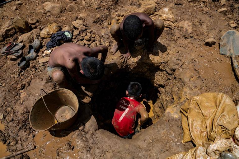Crianças abandonam escola para extrair ouro em minas na Venezuela