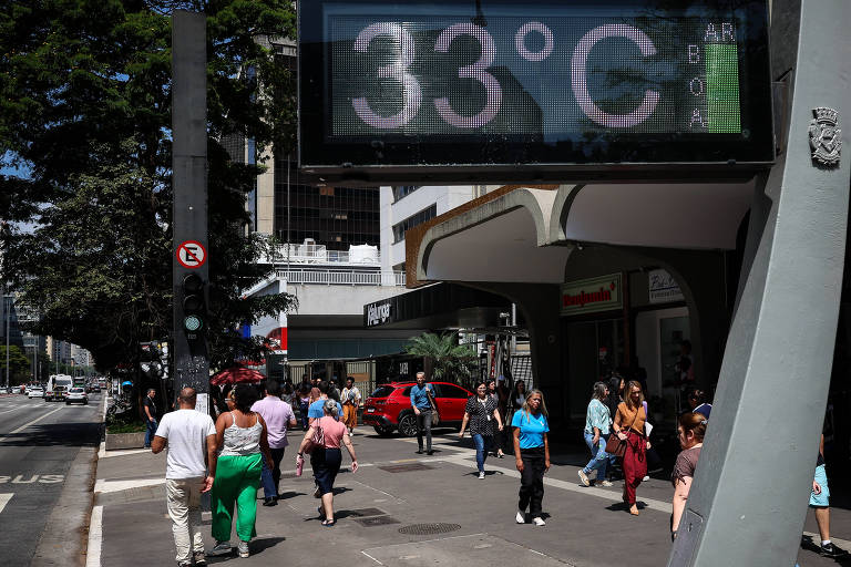 Relógio marcando temperatura em 33°C em São Paulo