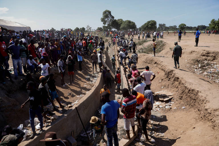 Haitianos trabalham na construção do canal do rio Massacre em Ouanaminthe