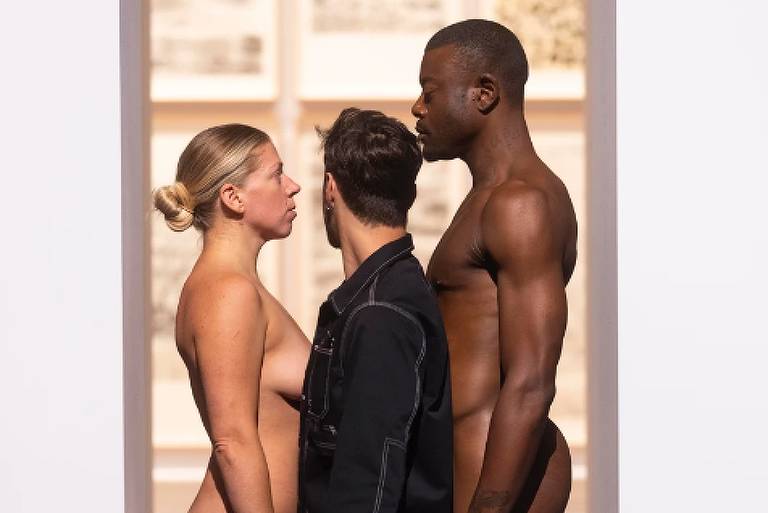Visitantes precisam se espremer entre duas pessoas nuas para entrar em exposição em Londres