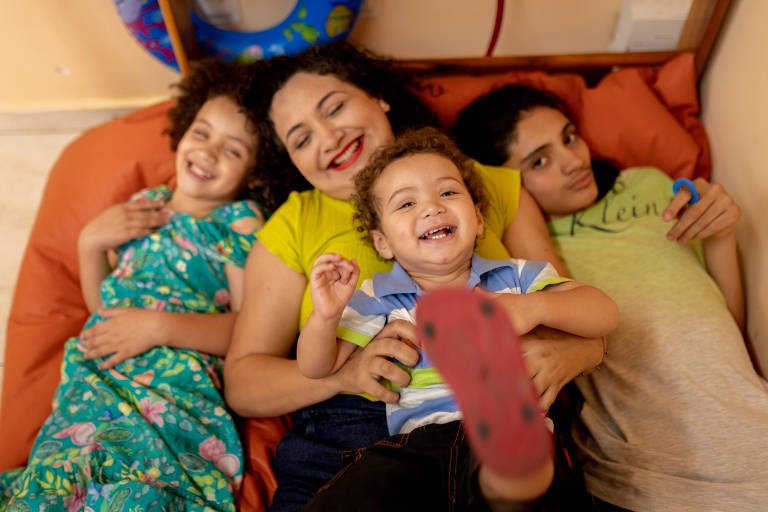 Ariene Pereira Menezes, 36, e seus três filhos: Chryslander (camisa verde claro), 13 anos, Khyara, 6 anos (vestidinho), e Benício (camisa polo litrada), de 1 ano e 8 meses