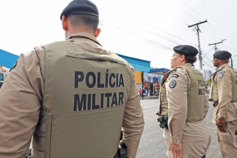 Policiais militares da Bahia de costas