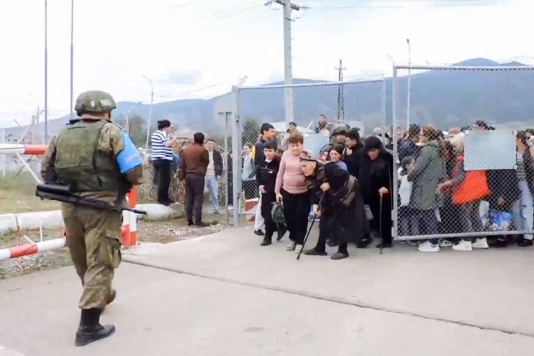 Armênios étnicos tentam entrar em base da força de paz russa perto de Stepanakert, a capital de Nagorno-Karabakh, após a capitulação do território ante ofensiva do Azerbaijão