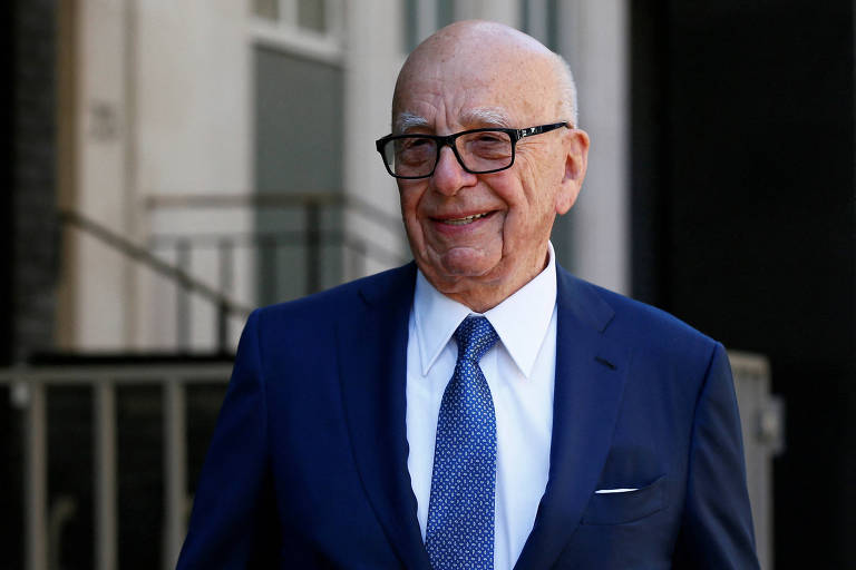 Rupert Murdoch é fotografado em Londres; ele veste terno azul