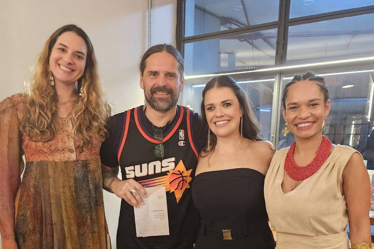 Camila Appel, Andreas Kisser, Cynthia Araújo e Jéssica Moreira. Andreas Kisser segura o livro "A vida afinal"