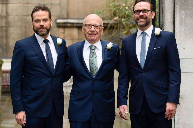Rupert Murdoch (centro) posa para fotos ao lado dos filhos Lachlan (à esquerda) e James (à direita)
