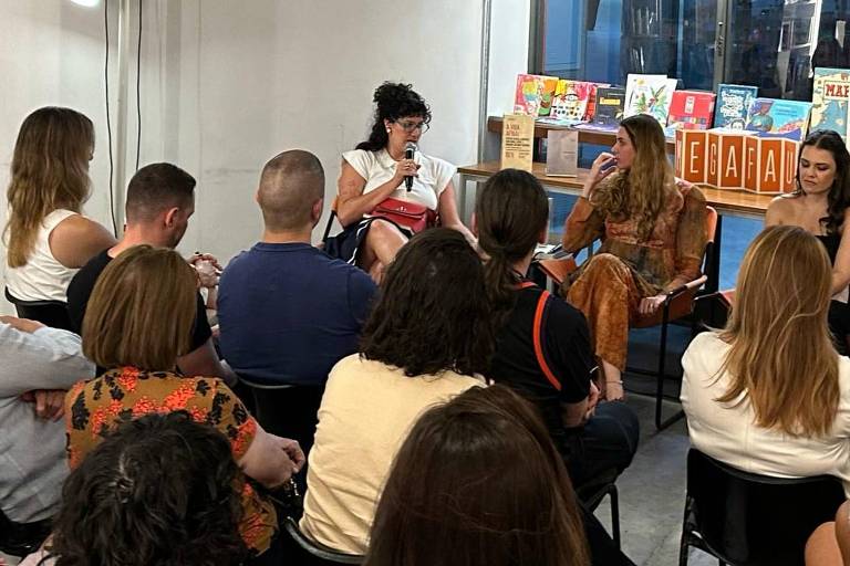 Público assiste à fala da escritora Mariana Carrara, em conversa com as autoras do Morte sem Tabu, na livraria Megafauna 