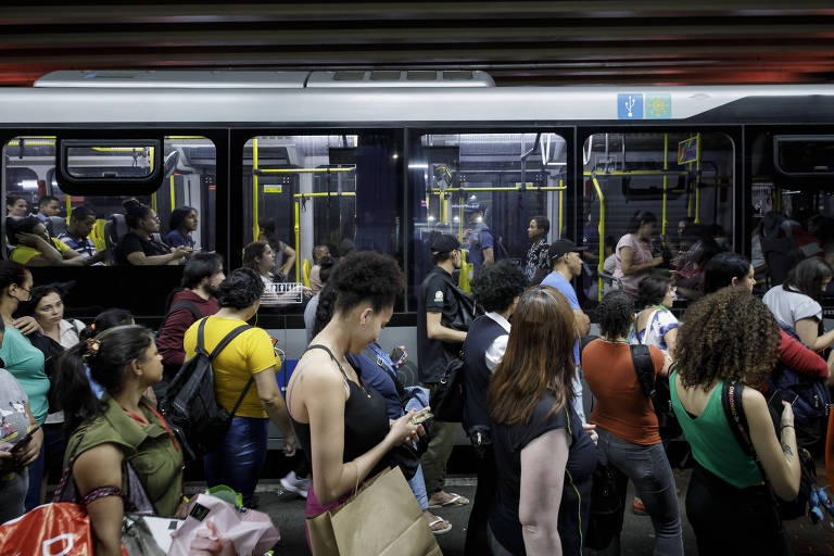 Imagem mostra passageiros ao redor de ônibus em São Paulo
