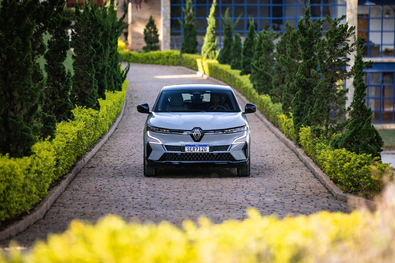 Hatch elétrico Renault Megane E-Tech chega ao mercado brasileiro