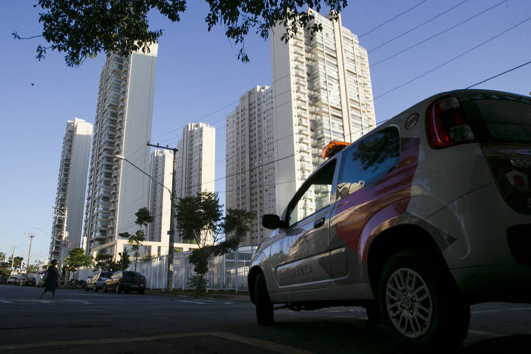 Segurança privada faz ronda nos arredores das ruas da Vila Leopoldina, em São Paulo