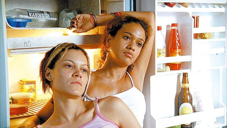 ORG XMIT: 540501_0.tif Cinema: as atrizes Hermila Guedes (à esq.) e Georgina Castro durante cena do filme "O Céu de Suely", da diretora Karim Aïnouz (Ainouz). (Foto Divulgação)