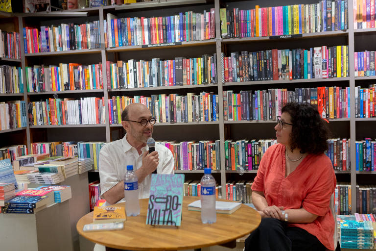 O escritor e diplomata Alexandre Vidal Porto conversa com a escritora Andréa Del Fuego