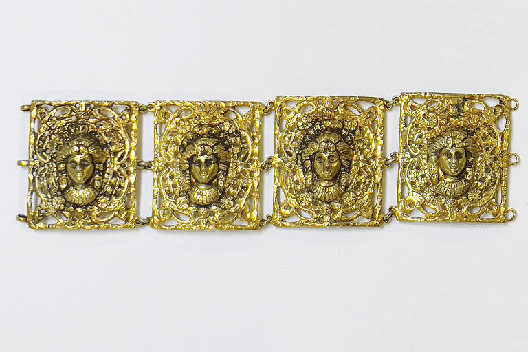 Jóia de crioula; pulseira de ouro em placas com camafeus