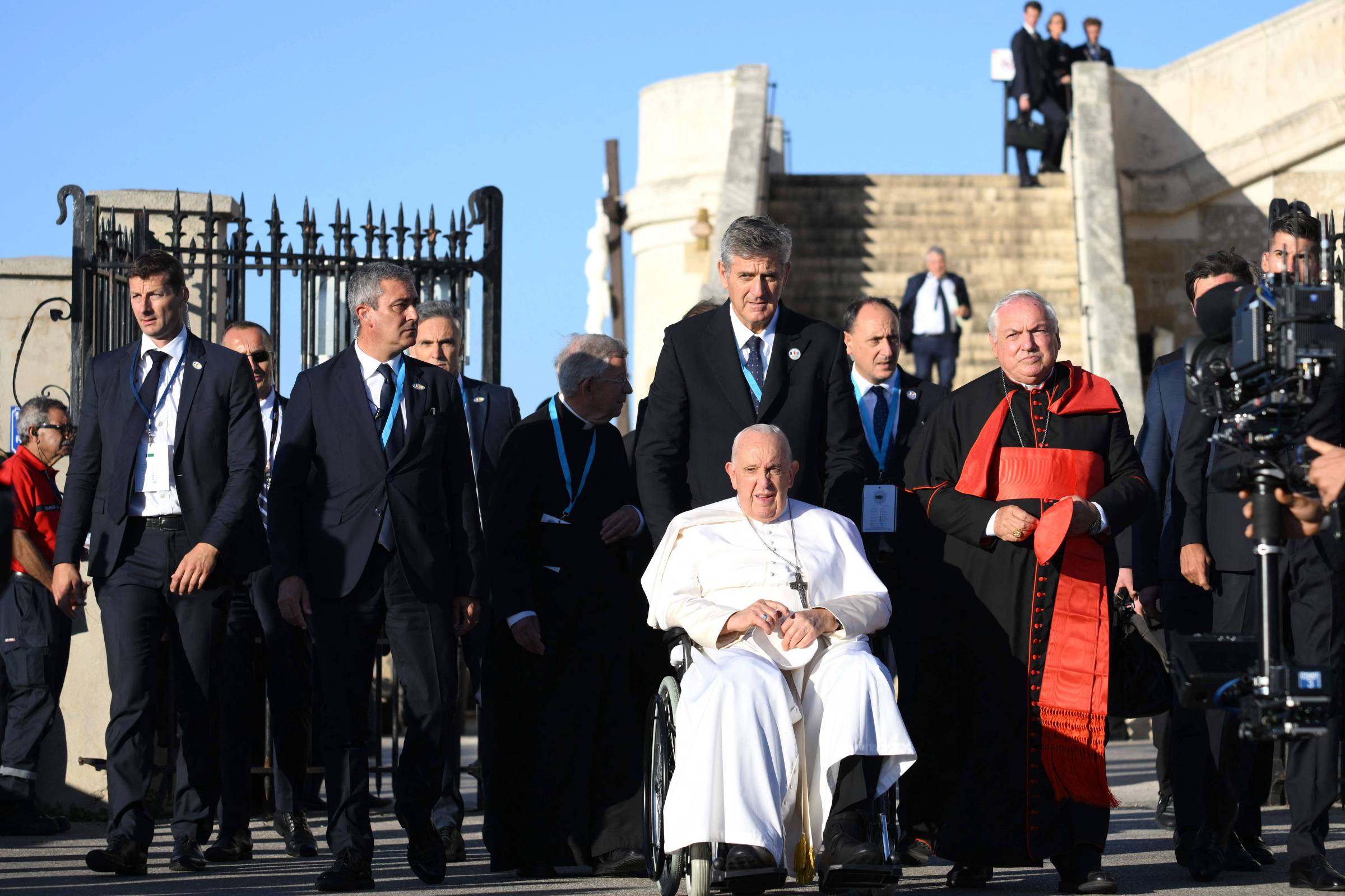 Papa Francisco lamenta 'falta de humanidade' enfrentada por imigrantes