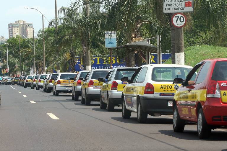 Carros com faixa de autoescola fazem fila em avenida