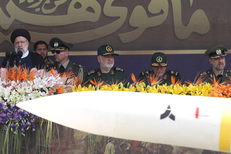 Irã exibe equipamentos bélicos no aniversário da guerra com o Iraque