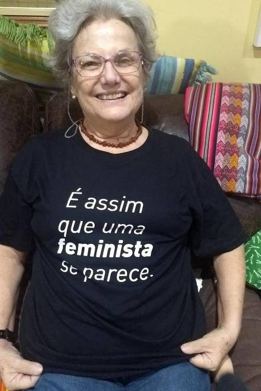 Mulher com uma camiseta escrita "é assim que uma feminista parece"