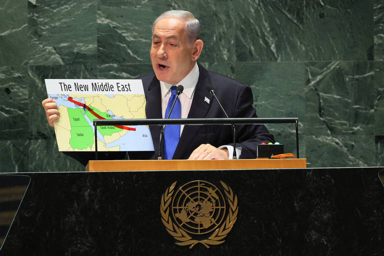 Premiê de Israel, Binyamin Netanyahu, durante fala na Assembleia-Geral das Nações Unidas, em Nova York; o mapa do Oriente Médio destaca Israel e alguns países árabes de seu entorno sob o título "o novo Oriente Médio"